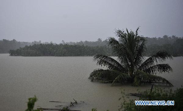 Field along a highway is submersed by flood in south China's Hainan Province, Oct. 5, 2010. [Xinhua/Guo Cheng]