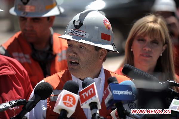 Andre Sougarret (C), chief of the rescue operations, talks to the press by the San Jose mine, near Copiapo, 800 km north of Santiago, Chile, on Oct. 5, 2010, where 33 miners remain trapped since a shaft collapsed on August 5. [Xinhua/Jorge Villegas]
