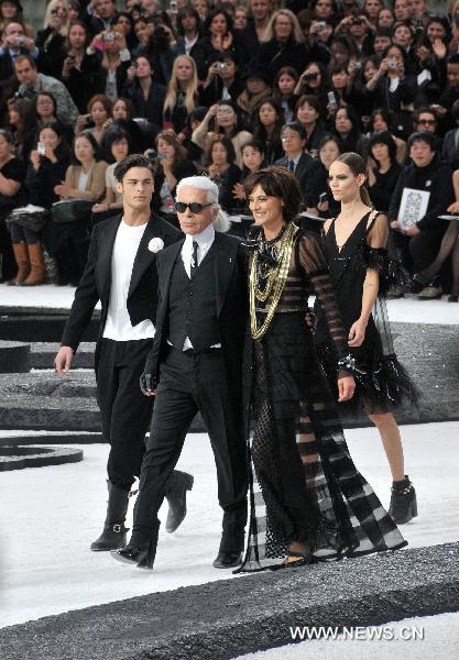 Romantic style sweeps Chanel S/S 2011 show 