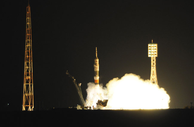 The Russian Soyuz TMA-01M spacecraft, carrying the International Space Station (ISS) crew of U.S. astronaut Scott Kelly, Russian cosmonauts Alexander Kaleri and Oleg Skripochka, blasts off from its launchpad at the Baikonur cosmodrome October 8, 2010. [Xinhua] 