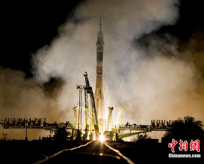 The Russian Soyuz TMA-01M spacecraft, carrying the International Space Station (ISS) crew of U.S. astronaut Scott Kelly, Russian cosmonauts Alexander Kaleri and Oleg Skripochka, blasts off from its launchpad at the Baikonur cosmodrome October 8, 2010. [Xinhua] 