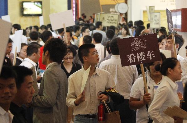 Photo taken on Oct. 4, 2010 shows the hustling and bustling 2010 Shanghai Autumn Real Estate Show in Shanghai, east China. Shanghai further regulated housing market on Thursday by ordering that each family could buy no more than one set of commercial housing or apartment while the municipality was preparing the pilot project on housing tax reform at the same time. [Xinhua]