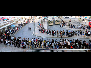 Hundreds of passengers wait for their buses at a bus station in Nanning in South China's Guangxi Zhuang autonomous region, Oct 7, 2010. Chinese railways faced a travel rush as millions of people began to return to work after the week-long National Day holiday. [Xinhua] 