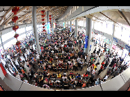 Hundreds of passengers wait for their buses at a bus station in Nanning in South China's Guangxi Zhuang autonomous region, Oct 7, 2010. [Xinhua]