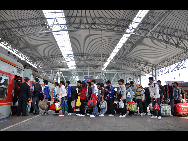 Passengers line up to get on the train at Fuyang railway station in East China's Anhui province, Oct 7, 2010. [Xinhua]