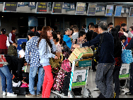 Passengers wait in lines to check-in for a flight in Qingdao Liuting International Airport, north China's Qingdao province, Oct 7, 2010.  [Xinhua]