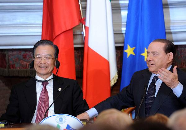 Chinese Premier Wen Jiabao (L) and his Italian counterpart Silvio Berlusconi attend a symposium with Chinese and Italian entrepreneurs in Rome, Italy, Oct. 7, 2010. [Rao Aimin/Xinhua]