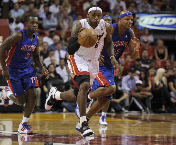 Miami Heat small forward LeBron James (C) drives downcourt as Detroit Pistons point guard Rodney Stuckey (L) and Charlie Villanueva (R) trail in the second half of their NBA preseason basketball game in Miami, Florida October 5, 2010. Miami Heat wins Detroit Pistons 105-89. (Xinhua/Reuters Photo) 