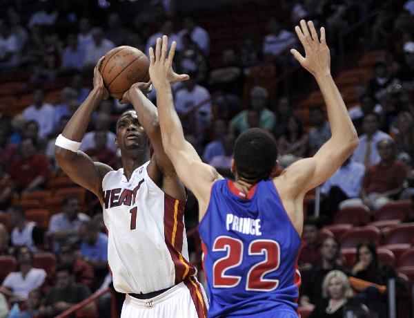 Miami Heat power forward Chris Bosh (L) shoots under pressure from Detroit Pistons small forward Tayshaun Prince in the second half of their NBA preseason basketball game in Miami, Florida October 5, 2010. (Xinhua/Reuters Photo) 