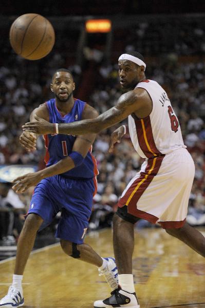 Detroit Pistons shooting guard Tracy McGrady (L) passes the ball under pressure from Miami Heat forward LeBron James in the first half during their NBA preseason basketball game in Miami, Florida October 5, 2010. (Xinhua/Reuters Photo) 