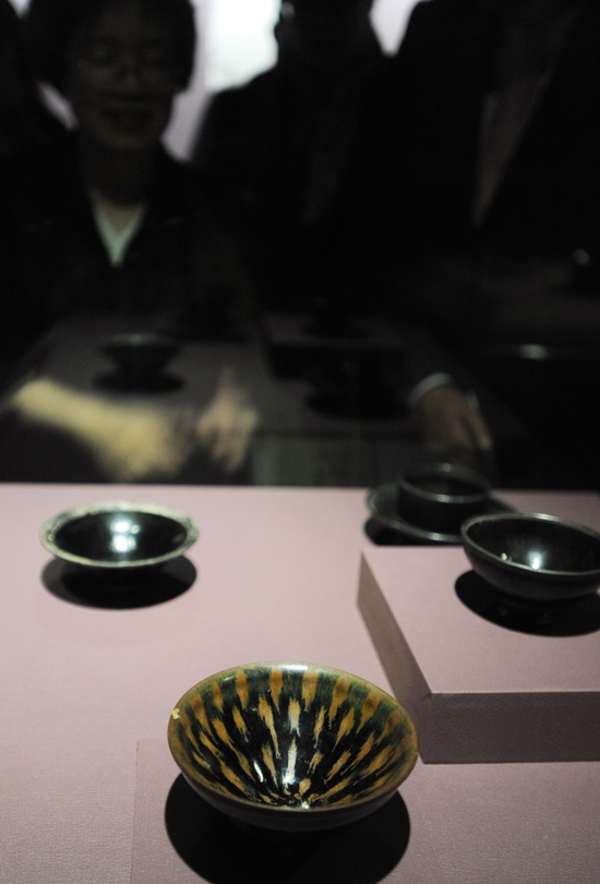 An exhibition of art and culture of China's Southern Song Dynasty (1127-1279) are held at the National Palace Museum in Taipei from October 8 to December 26. A large number of historical relics and documents from the museums of the Chinese mainland, Taiwan, and Japan are made to public in the exhibition.