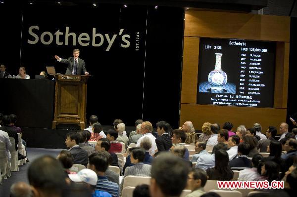 Photo taken on Oct.7, 2010 shows the Sotheby's Hong Kong Chinese Fine Ceramics and Works of Art Autumn Sales in Hong Kong, south China. A yellow-ground famille-rose double-gourd vase was sold for 252.66 million HKD at the auction, a world record for Chinese porcelain auctioned.
