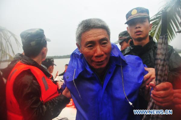 Soldiers transfer villagers from a speed boat in Haikou, capital of south China&apos;s Hainan Province, Oct. 7, 2010. More than 132,000 people trapped by rain-triggered flood water in Hainan have been transfered to safe areas. [Xinhua] 