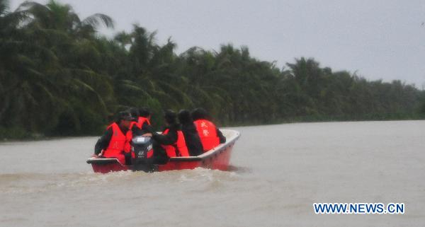 Soldiers on a speed boat hurry to rescue people trapped at the Sanjiang farm in Haikou, capital of south China&apos;s Hainan Province, Oct. 7, 2010.
