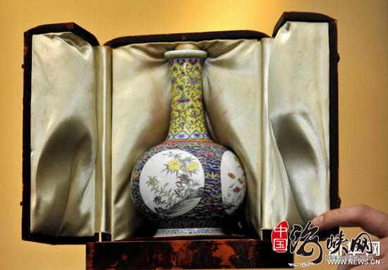 Qing Dynasty vase fetches record price