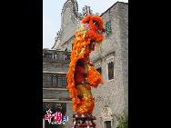 Foshan Huang Feihong Lion Dance performance was held on Sept. 29, 2010 in Zumiao Museum, Foshan, Guangdong Province.[Jessica Zhang/China.org.cn]