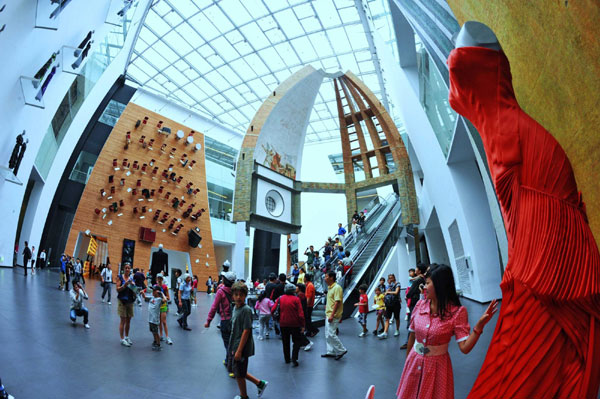 Visitors take pictures at the Italy Pavilion on Oct 7, 2010 during the Shanghai World Expo. Thursday, the last day of the week-long National Day holiday, witnessed 200,000 visitors to Expo Park up till 5 pm. During the seven days, the park saw a record high of 2.47 million visitors, according to the Expo Coordination Bureau. [Xinhua] 