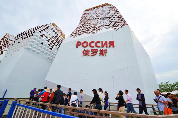 Visitors walk into the Russia Pavilion on Oct 7, 2010 at the Shanghai Expo Park. [Xinhua]