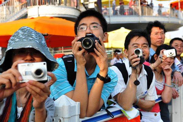 Visitors take pictures at the Shanghai Expo Park on Oct 6, 2010. [Xinhua] 