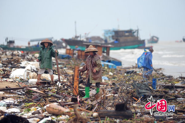 Fishermen search for valuable items amid the debris after floods in Qionghai, South China&apos;s Hainan province, Oct 8, 2010. [Photo/CFP] 