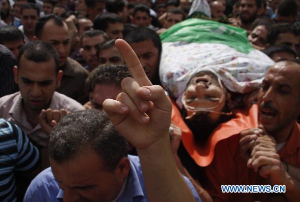 Palestinians carry the body of senior Hamas militant Nashad al-Karmi during his funeral in the West Bank city of Hebron, Oct. 8, 2010. Two Palestinians were killed early Friday and eight others were arrested during an Israeli military operation in Hebron, medical sources and witnesses said. [Xinhua] 