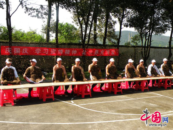 Ten warriors pose as bees cover their bodies during a &apos;Bees Men&apos; competition at Huaxia Honey Bee Museum on October 3, 2010 in Xiangfan, Hubei Province of China. [photo/CFP]