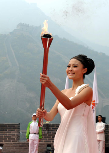 The flame for the 2010 Guangzhou Asian Games is demonstrated at the Juyongguan Great Wall in Beijing on Saturday. [Xinhua] 