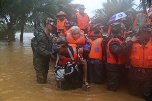 A soldier carries a woman in an emergency evacuation in Wenchang city, southern Hainan province, Friday, October 8, 2010. [Xinhua] 