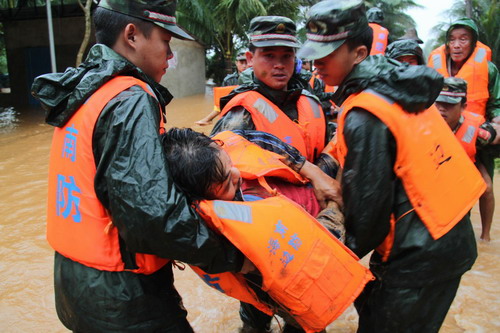 Soldiers carry a man in an emergency evacuation in Wenchang city, southern Hainan province, Friday, October 8, 2010. [Xinhua] 