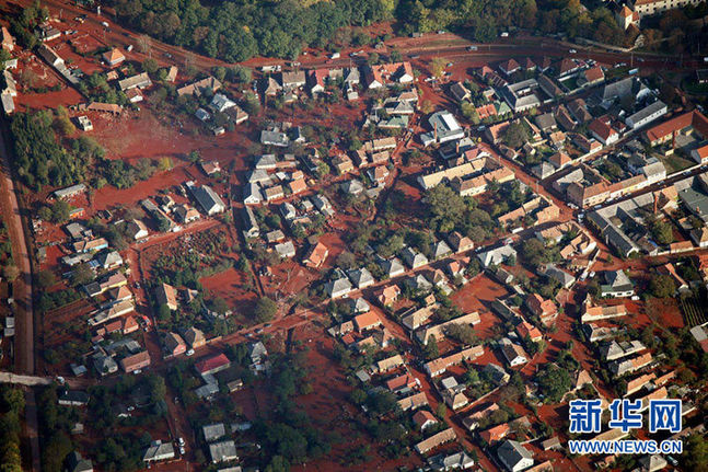 An aerial view shows flooded town of Devecser, 150 km (93 miles) west of Hungarian capital Budapest on October 7, 2010. Wave of toxic red mud swept through the small village five days ago, killing seven and injuring scores more. Red sludge flowed into the Danube River on Oct. 7, threatening a half-dozen nations along one of Europe&apos;s key waterways.[Chinanews.com]