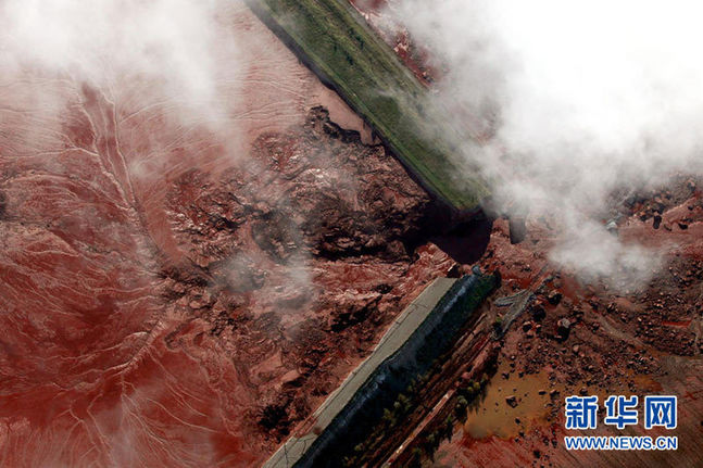 An aerial view shows flooded town of Devecser, 150 km (93 miles) west of Hungarian capital Budapest on October 7, 2010. Wave of toxic red mud swept through the small village five days ago, killing seven and injuring scores more. Red sludge flowed into the Danube River on Oct. 7, threatening a half-dozen nations along one of Europe&apos;s key waterways.[Chinanews.com]