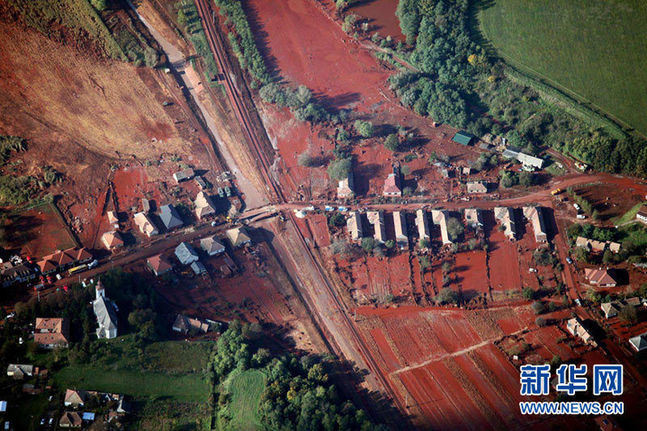 An aerial view shows flooded town of Devecser, 150 km (93 miles) west of Hungarian capital Budapest on October 7, 2010. Wave of toxic red mud swept through the small village five days ago, killing seven and injuring scores more. Red sludge flowed into the Danube River on Oct. 7, threatening a half-dozen nations along one of Europe&apos;s key waterways.[Chinanews.com]