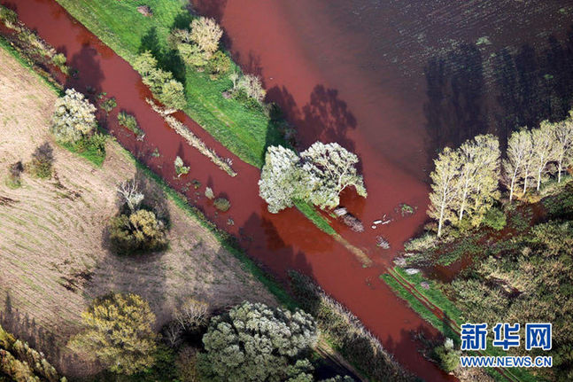 An aerial view shows flooded town of Devecser, 150 km (93 miles) west of Hungarian capital Budapest on October 7, 2010. Wave of toxic red mud swept through the small village five days ago, killing seven and injuring scores more. Red sludge flowed into the Danube River on Oct. 7, threatening a half-dozen nations along one of Europe&apos;s key waterways.[Chinanews.com]