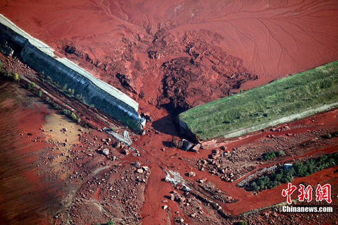 An aerial view shows flooded town of Devecser, 150 km (93 miles) west of Hungarian capital Budapest on October 7, 2010. Wave of toxic red mud swept through the small village five days ago, killing seven and injuring scores more. Red sludge flowed into the Danube River on Oct. 7, threatening a half-dozen nations along one of Europe&apos;s key waterways.[Chinanews.com]