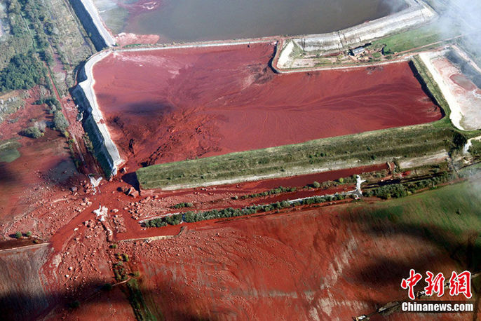 An aerial view shows flooded town of Devecser, 150 km (93 miles) west of Hungarian capital Budapest on October 7, 2010. Wave of toxic red mud swept through the small village five days ago, killing seven and injuring scores more. Red sludge flowed into the Danube River on Oct. 7, threatening a half-dozen nations along one of Europe&apos;s key waterways.[Chinanews.com]