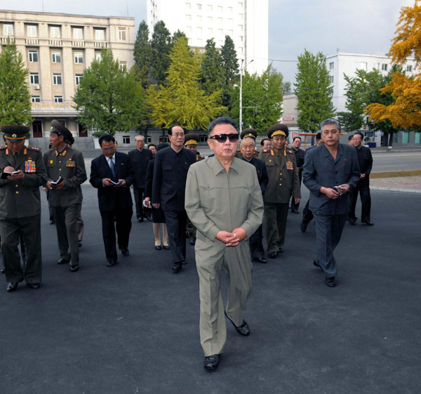 Leader of Democratic People&apos;s Republic of Korea (DPRK), Kim Jong-il (front) arrives to visit the newly built State Theatre in Pyongyang in this picture released by the DPRK&apos;s KCNA news agency on Oct 9, 2010. The KCNA reported on Friday that Kim visited the theatre and its artists&apos; new flats. [China Daily/Agencies] 