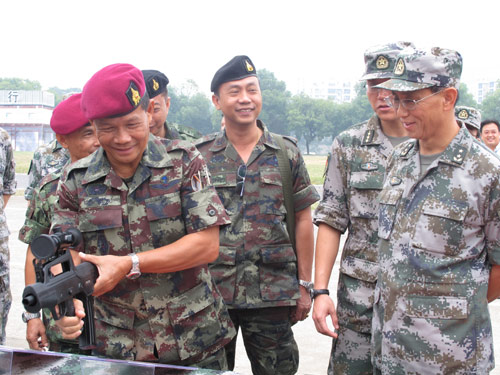 Royal Thai Army Special Forces Commander Lieutenant-General Podok Bunnag (L), accompanied by Deputy Commander of Guangzhou Military Command, Lieutenant General Zheng Qin (R), after the opening ceremony of 'Strike-2010' in Guilin, the Guangxi Zhuang autonomous Region, on Sept 8. [Cheng Guangjin/China Daily]