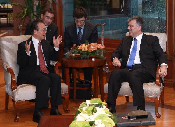 Chinese Premier Wen Jiabao (L, front) meets with Turkish President Abdullah Gul (R, front) in Istanbul, Turkey, Oct. 8, 2010. [Pang Xinglei/Xinhua]
