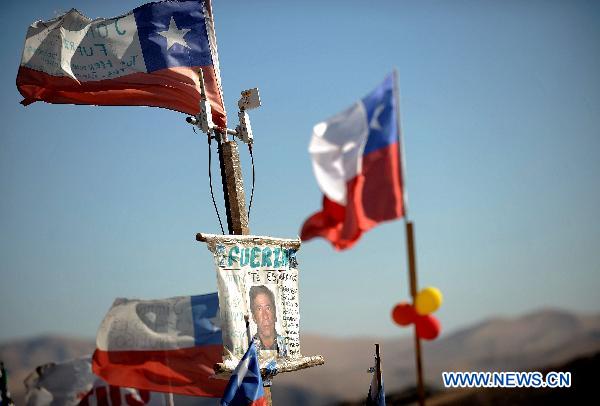 A picture of one of the 33 miners trapped underground is seen in San Jose mine, 800 km north of the Chilean capital of Santiago on Oct. 8, 2010. [Jorge Villegas/Xinhua]