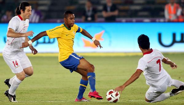 Robinho (C) of Brazil challenges players of Iran during their friendly soccer match in Dubai October 7, 2010. (Xinhua/AFP Photo)