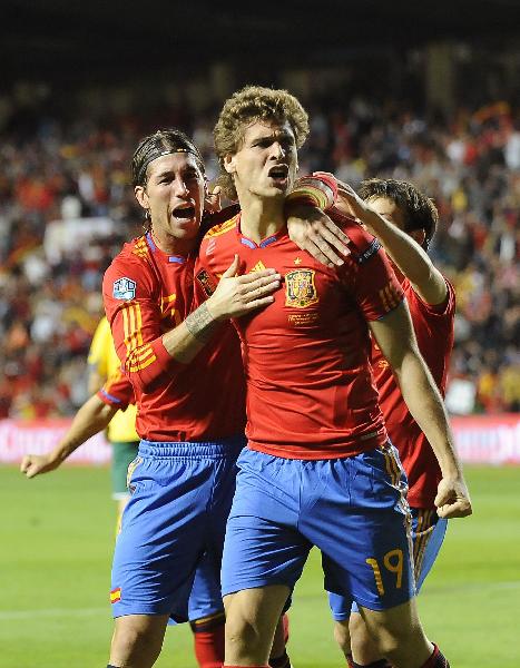 Spain's Fernando Llorente (front) celebrates with his teammates after scoring a goal during their Euro 2012 qualifying soccer match against Lithuania at the Helmantico stadium in Salamanca, October 8, 2010.(Xinhua/AFP Photo) 