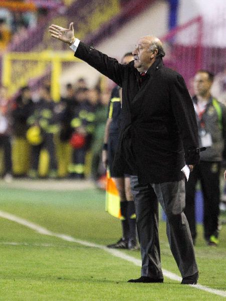 Spain's coach Vicente del Bosque gestures during their Euro 2012 qualifying soccer match against Lithuania at the Helmantico stadium in Salamanca, October 8, 2010.(Xinhua/AFP Photo) 