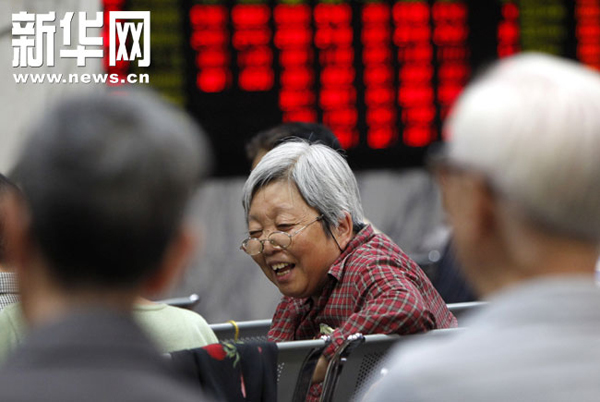 Chinese shares advanced to the five-month high Friday on the gains of gold producers and nonferrous metals. The benchmark Shanghai Composite Index rose 3.13 percent, or 83.09 points, to close at 2,738.74. The Shenzhen Component Index gained 3.86 percent, or 442.83 points, to end at 11,911.37.