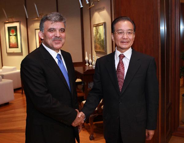 Chinese Premier Wen Jiabao (R) meets with Turkish President Abdullah Gul in Istanbul, Turkey, Oct. 8, 2010. [ang Xinglei/Xinhua]