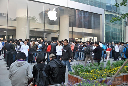 In the picture customers line up in front of the Apple Store in Xidan area, Beijing, after Apple launched the popular handset in the mainland on Sept 25. 
