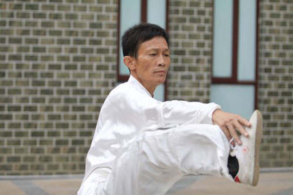 Chen Chao in white, a successor to the master teacher of Chen Style Tai Chi, practices Chen Style Tai Chi in Wuhan, capital of Central China's Hubei province Oct 7. [Photo/CFP]
