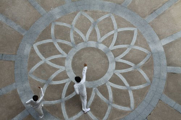 Masters of Chen Style Tai Chi perform for citizens in Wuhan, capital of Central China's Hubei province Oct 7. [Photo/CFP]
