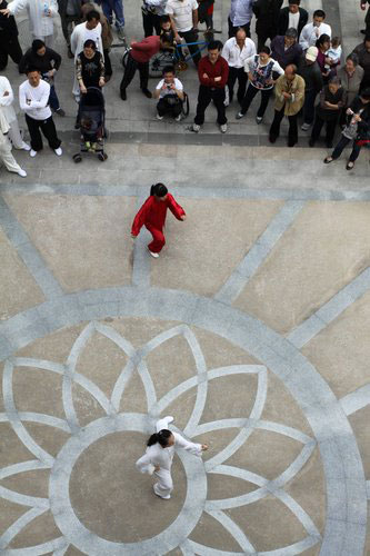 Masters of Chen Style Tai Chi attract crowds as they perform in public in Wuhan, capital of Central China's Hubei province Oct 7. [Photo/CFP]
