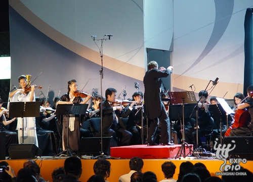 Symphony 'QinsMoon'shines Expo