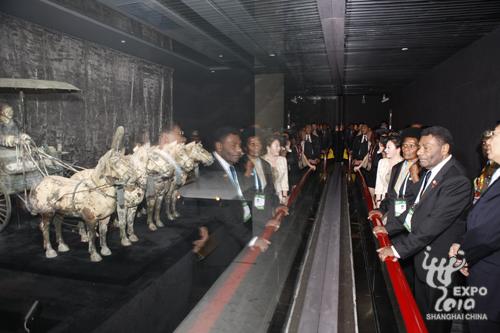  Officials visit the China Pavilion. 